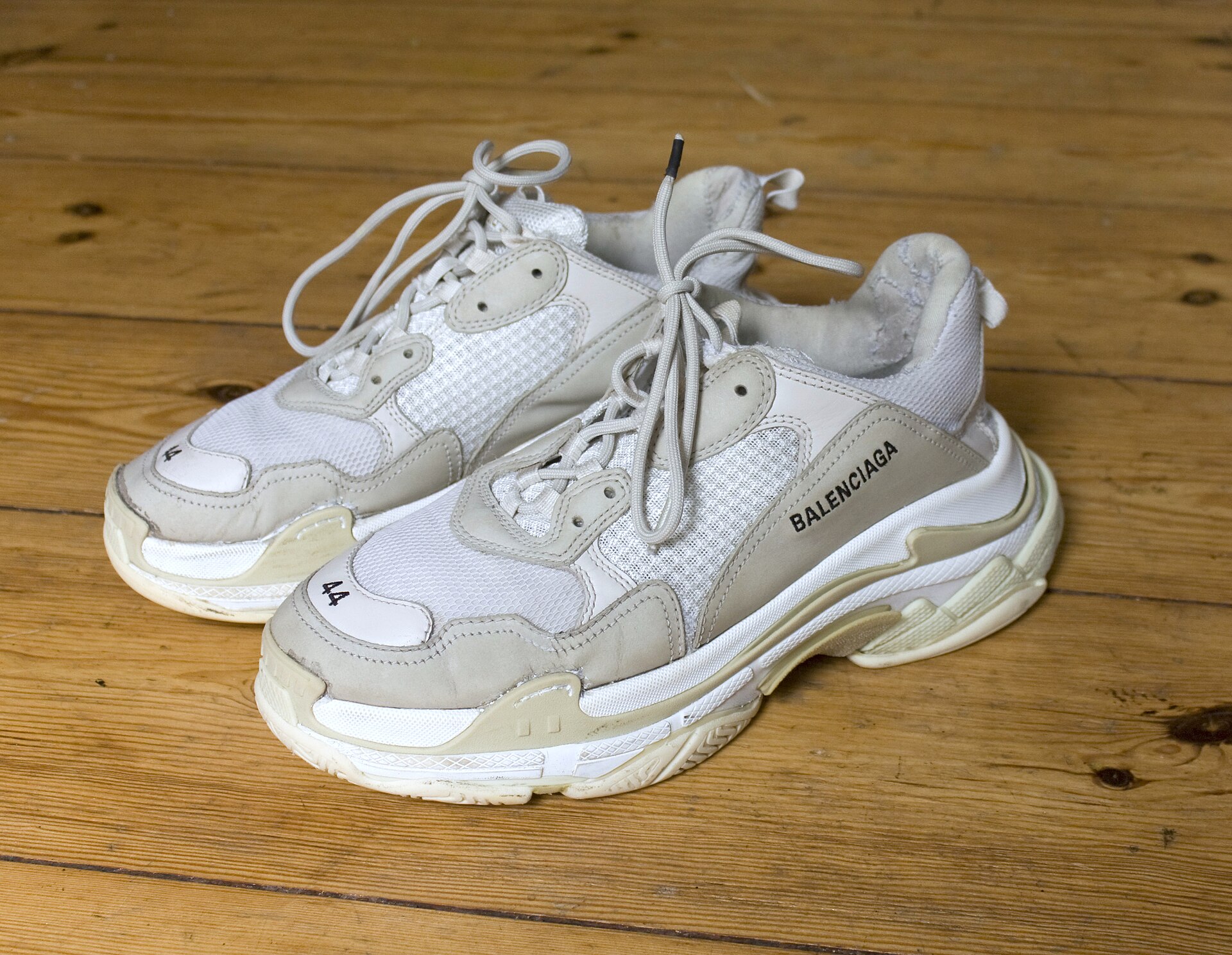 حذاء Triple S الضخم