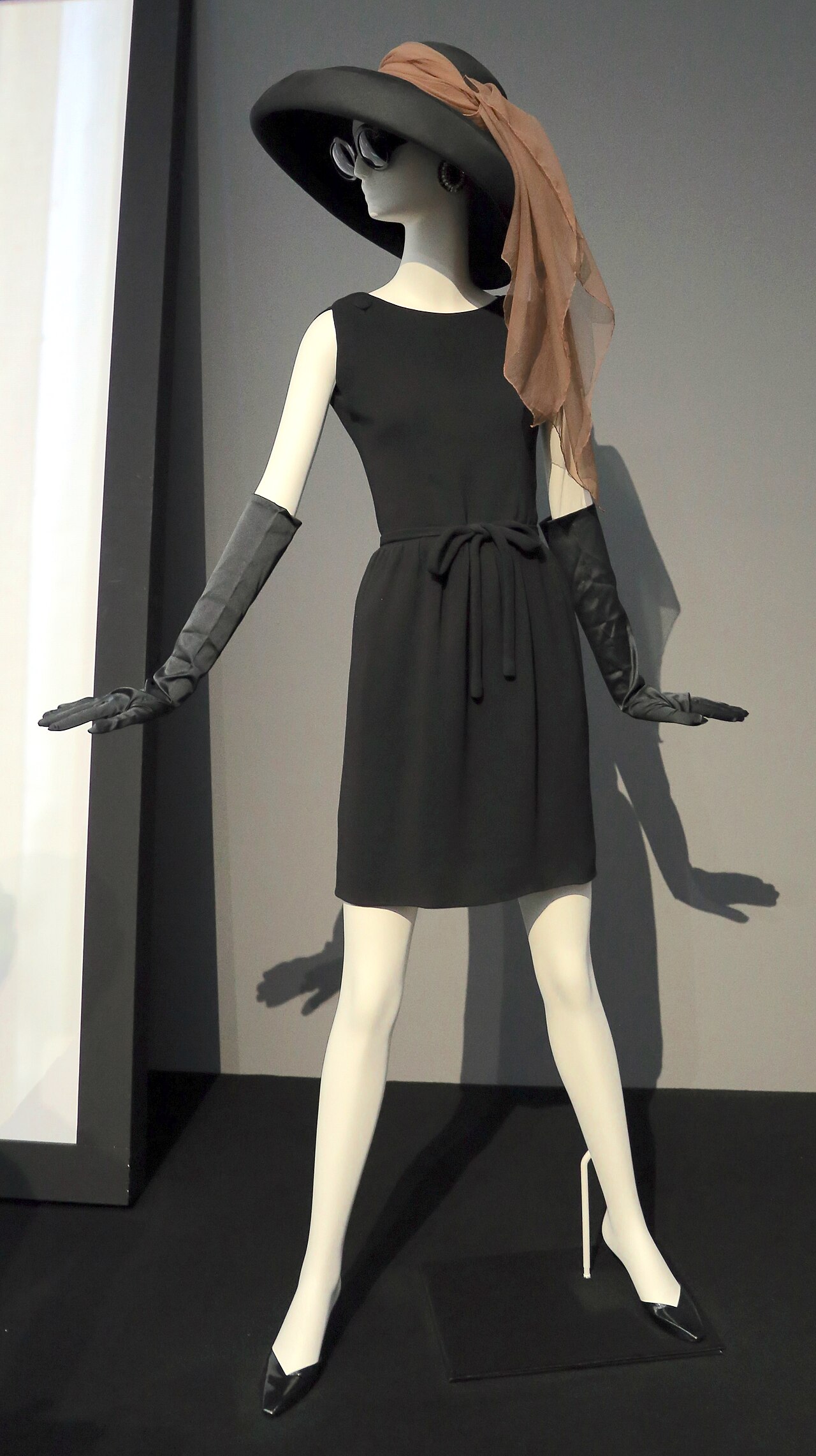 Givency, vestito corto e cappello, indossato da audrey hepburn in colazione da tiffany, 1961