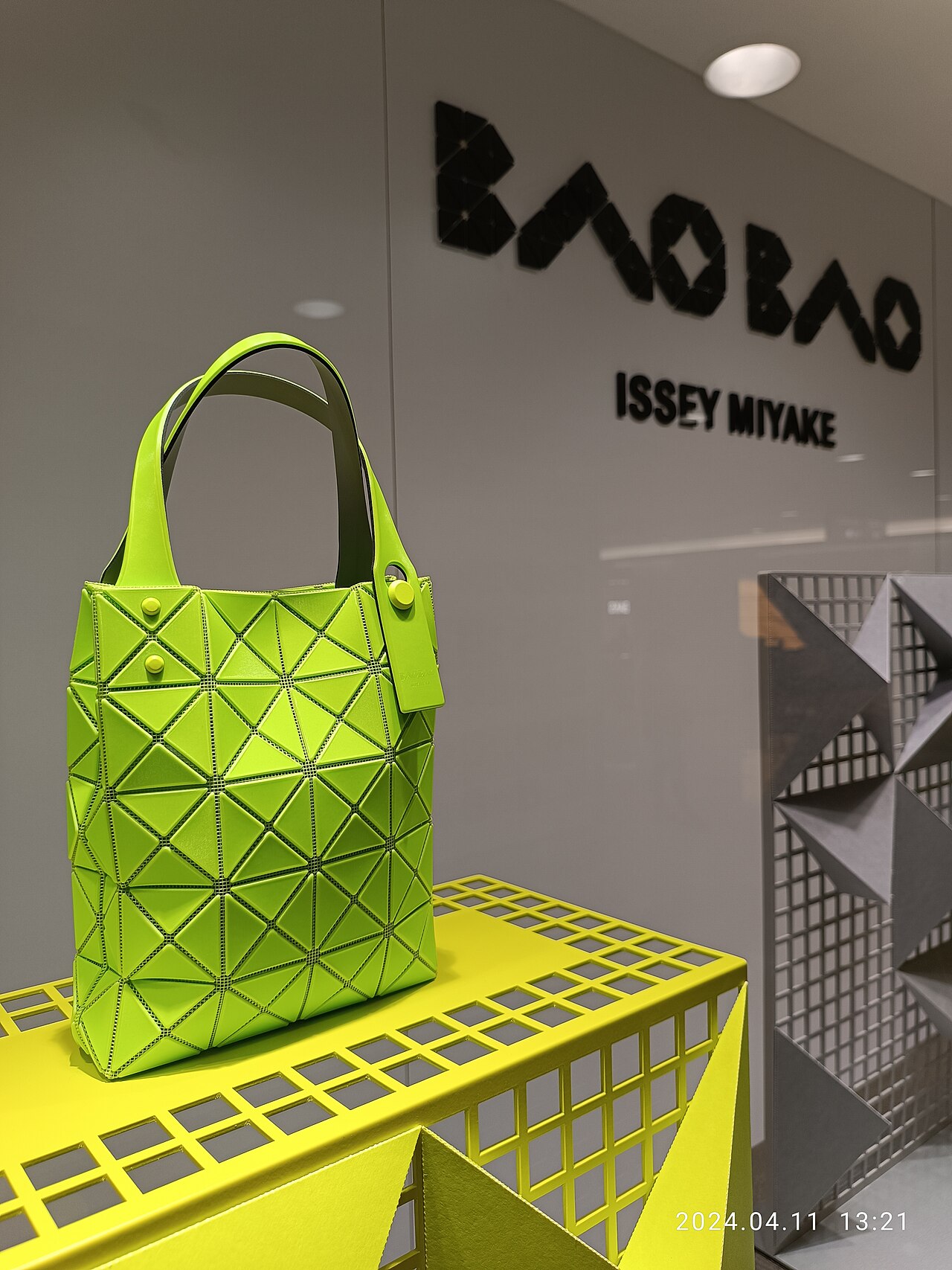 HK TST 尖沙咀 Tsim Sha Tsui 海洋中心 Ocean Centre mall shop Bao Bao bag April 2024 R12S 01